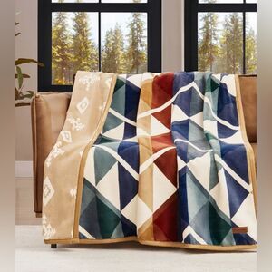 Brand New! Pendleton Reversible Plush Throw-Serrado